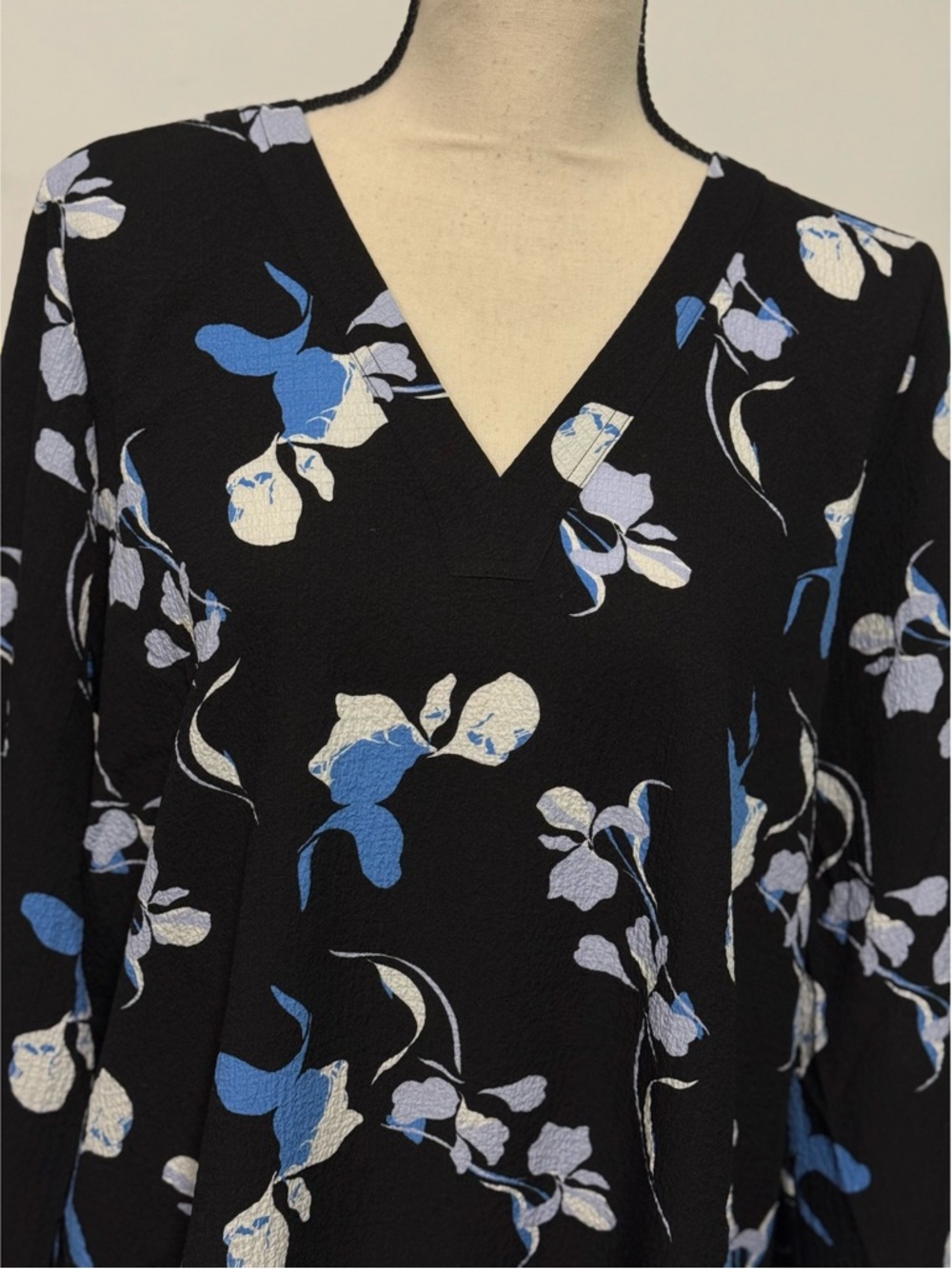 Nine West V-Neck Blouse Floral Black & White Size L - Picture 2 of 5